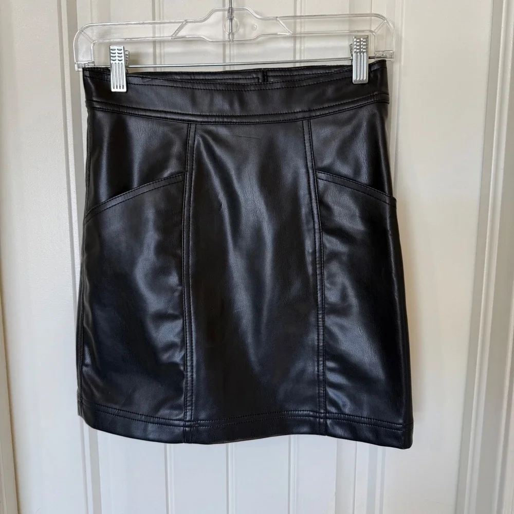 H&M Faux‎ Leather Mini Skirt Women Size 4 Black Excellent Pockets Edgy 07912930